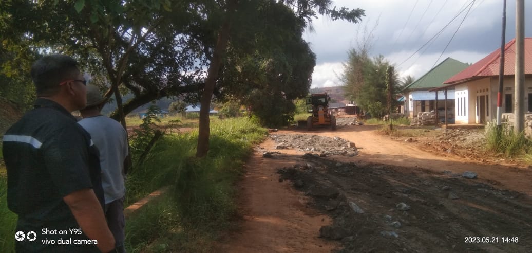 PT. Bumi Konawe Minerina melakukan Perbaikan jalan umum area Desa Mandiodo