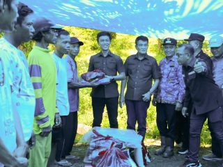 Aksi Cepat di Tengah Puing: Duet Ikbar-Abuhaera Ringankan Duka Warga Padalere Utama