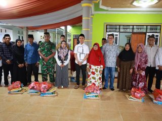 Pererat Silaturahmi di Bulan Suci, Bupati Konawe Utara Salurkan Bantuan Sembako untuk Lansia di Desa Basule