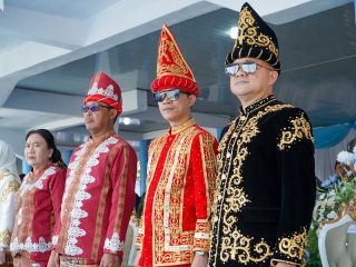 Mengenakan Adat Tolaki, Bupati Konawe Utara Ikut Semarakkan Upacara HUT Kolaka di Alun-Alun 19 November