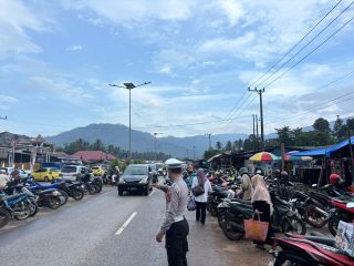 Sat Lantas Polres Konawe Utara Gelar Pengaturan Lalu Lintas dan Dikmas Lantas di Pasar Lambudoni