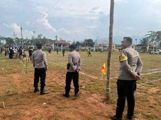 Personel Polsek Asera Pastikan Keamanan Turnamen Mini Soccer Woikonggo Cup I
