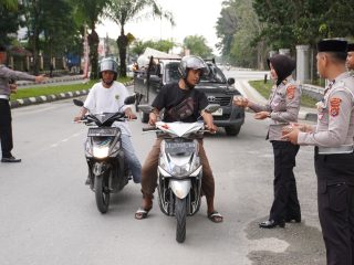 Hangatnya Berbagi di Bulan Suci: Ditlantas Polda Sultra Bagikan Takjil dan Edukasi Pengendara