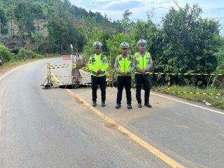 Waspada Longsor di Jalan Trans Sulawesi, Sat Lantas Polres Konawe Utara Pasang Rambu Peringatan