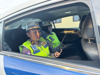 Polwan Ditlantas Polda Sultra Turun ke Jalan, Edukasi Humanis Tekan Pelanggaran Lalu Lintas di Kendari