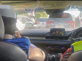 Polwan Ditlantas Polda Sultra Turun ke Jalan, Edukasi Pengendara Lewat “Polantas Menyapa”