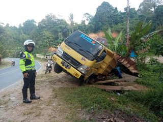 Anggota Lantas Tangani Truk Rusak di Tanjakan Pohara, Arus Lalu Lintas Sempat Padat