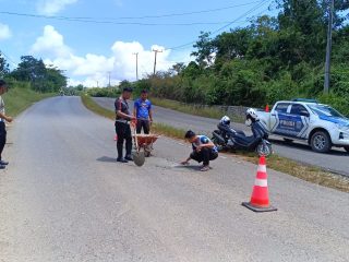 Cegah Kecelakaan, Satlantas Polres Konawe Utara Turun Tangan Tambal Jalan Rusak di Trans Sulawesi