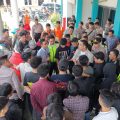 Kesal Strom Tak Stabil, Warga Konawe Utara Geruduk Kantor PLN UP3 Kendari