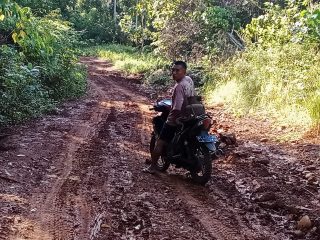 Warga Asemi Nunulai Terpaksa Pertaruhkan Nyawa Demi Gas Elpiji 3 Kg, Dugaan Penyelewengan Distribusi Mencuat