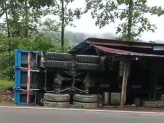 Dump Truck Tambang Hantam Rumah Warga di Konawe Utara, Sopir Tewas, Keselamatan Publik Dipertanyakan
